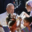 El Papa Francisco es recibido ayer durante su visita a la escuela Irmas Alma para niños con discapacidad en Dili.