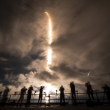 Un cohete SpaceX Falcon 9 con la cápsula Crew Dragon Resilience, que transporta a la tripulación de la misión Polaris Dawn, despega del Complejo de Lanzamiento 39A en el Centro Espacial Kennedy en Cabo Cañaveral, Florida, el 10 de septiembre de 2024.