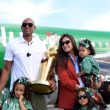 Al Horford junto a su bella esposa Amelia Vega, sus 5 hijos y el trofeo de la NBA.