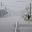 Una persona camina bajo un aguacero cuando el huracán Francine azota el área el 11 de septiembre de 2024 en Houma, Luisiana.