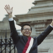 Alberto Fujimori saluda a sus partidarios en el palacio de gobierno, 28 de julio de 1990