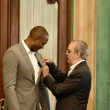 El primer dominicano en ser parte de un equipo campeón en la NBA, Al Horford, recibió este jueves la condecoración en la categoría de caballero por medio de la Orden de Duarte, Sánchez y Mella, de manos del presidente de la República, Luis Abinader.