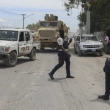 Agentes de policía patrullan una calle cerca del aeropuerto en Puerto Príncipe, Haití, el jueves 5 de septiembre de 2024.