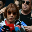 Gisèle Pelicot (centro), acompañada por su abogado Stéphane Babonneau (derecha) y su hijo David (segunda fila, derecha), habla con los medios de comunicación a la salida del tribunal durante el juicio de su ex marido, el 5 de septiembre de 2024. AFP/ Christophe Simon