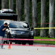 n agente del FBI toma una fotografía de la evidencia de la escena del crimen afuera del Trump International Golf Club en West Palm Beach, Florida, el 15 de septiembre de 2024, luego de un tiroteo en el campo de golf del ex presidente estadounidense Donald Trump.