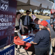 Invitados comienzan a llegar a un evento de campaña organizado por el candidato  Donald Trump en el estadio Dort Financial Center ayer en Flint, Michigan.