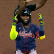 Marcell Ozuna muestra su regocijo luego de conectar un vuelacercas en el choque que los Bravos se impusieron 7-1 a los Rojos de Cincinnati.