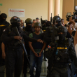 Autoridades trasladan a imputados de la Operación Búfalo.