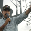 El presidente de Venezuela, Nicolás Maduro, hace un gesto a los miembros de la juventud del Partido Socialista Unido