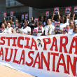 Fotografía muestra decenas de mujeres que protestan frente a la Procuraduría General de la República, exigiendo justicia por el asesinado de la joven Paula Santana Escalante.