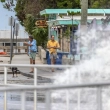 Dos personas pasean con su perro en medio del fuerte oleaje causado por el huracán Helene en Cedar Key, Florida, EE. UU.
EFE/EPA/Cristobal Herrera-Ulashkevich