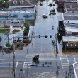 En esta vista aérea, las aguas de la inundación inundan la calle principal después de que el huracán Helene pasó frente a la costa el 27 de septiembre de 2024 en Crystal River, Florida.