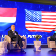 Fotografía muestra a exsecretario de Estado de los Estados Unidos, Mike Pompeo junto con José Gómez-Canaan (Jochy), en su conferencia “Cuatro años después: La llamada política, tecnología e innovación gubernamental”.