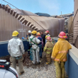 Bomberos realizan labores de rescate en Destelireía Casa Brugal, donde un tanque de vinaza implosionó.