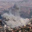 Una nube de humo sale del lugar donde se produjo un ataque aéreo israelí contra la localidad libanesa de Khiam, cerca de la frontera con Israel, el 2 de octubre de 2024