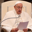 El papa Francisco durante el rezo del Rosario por la Paz con los miembros de la Asamblea del Sínodo en la basílica de Santa María la Mayor en Roma el 6 de octubre de 2024