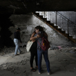 Una pareja se abraza ayer en la casa de Maayan y Yuval Bar, asesinados por Hamás, en el primer aniversario del ataque de Hamás a Israel, en el kibutz Be'eri, una granja comunal israelí en la frontera con Gaza.