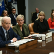 El presidente de los Estados Unidos, Joe Biden, ofrece una actualización sobre la respuesta del gobierno federal al huracán Helene y los preparativos para el huracán Milton con la secretaria de Energía de los Estados Unidos, Jennifer Granholm (2L), en la Sala Roosevelt de la Casa Blanca en Washington, DC, el 8 de octubre de 2024. El huracán Milton explotó con fuerza el lunes para convertirse en una tormenta potencialmente catastrófica de categoría 5 con destino a Florida, amenazando al estado estadounidense con un segundo huracán feroz en otras tantas semanas.