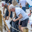 Los residentes de Bonita Beach están recogiendo bolsas de arena mientras la ciudad se prepara para el huracán Milton en Bonita Beach, Florida, EE.UU