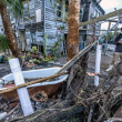 Un hombre mira los escombros después de que el huracán Milton arrasara Bradenton, Florida, EE.UU /CRISTOBAL HERRERA-ULASHKEVICH