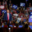 El expresidente de EE.UU. y candidato republicano a la presidencia, Donald Trump, observa a su salida tras intervenir en un mitin de campaña en el Grand Sierra Resort de Reno, Nevada, el 11 de octubre de 2024