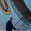 El presidente estadounidense Joe Biden aborda el Air Force One en la base conjunta Andrews en Maryland el 13 de octubre de 2024. Biden viaja a zonas de Florida afectadas por el huracán Milton.