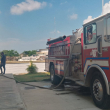 Miembros del cuerpo de bomberos acudieron a escuelas para desinfestarlas.