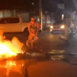 Fotografía muestra militar apagando fuego de protesta en San Francisco de Macorís.