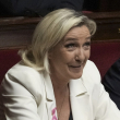 La líder de la extrema derecha de Francia, Marine Le Pen, reacciona durante el discurso del primer ministro Michel Barnier en la Asamblea Nacional, en París, el martes 1 de octubre de 2024.