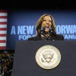 La vicepresidenta de Estados Unidos y candidata presidencial demócrata, Kamala Harris, habla en un evento de campaña en el Erie Insurance Arena en Erie, Pensilvania, el 14 de octubre de 2024.