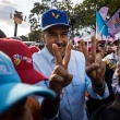 Nicolás Maduro saluda a simpatizantes en una manifestación a favor de su Gobierno