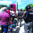 Agentes policiales se presentaron al lugar de la protesta en Pedernales.