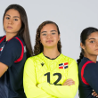 La portera de la Selección Dominicana de Fútbol Sub-17, junto a otras dos de las jugadores del equipo.