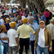 Militantes del Partido de la Liberación Dominicana se reúnen en las afueras de la Casa Nacional del partido durante el proceso de votación.