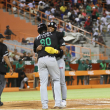 Carlos Martínez, de las Estrellas, es felicitado por un compañero tras anotar una de las seis vueltas que hicieron las Estrellas ante los Toros.