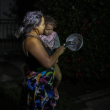 Residentes protestan durante un apagón golpeando cacerolas y sartenes en La Habana