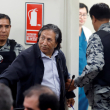 El expresidente peruano Alejandro Toledo abandona la sala durante una audiencia judicial en Lima el 21 de octubre de 2024