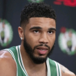 Jayson Tatum, de los Boston Celtics, habla en una conferencia de prensa durante el día de prensa del equipo de baloncesto de la NBA, el martes 24 de septiembre de 2024, en Boston.