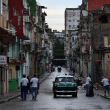 La gente camina por una calle durante el cuarto día de un corte de energía masivo en La Habana el 21 de octubre de 2024.