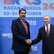 Los presidentes Nicolás Maduro y Vladimir Putin se saludan en la cumbre de los BRICS.