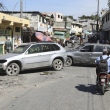 Los coches se utilizan como barricadas ante la entrada de miembros de las bandas en el barrio de Nazon de Puerto Príncipe, Haití. AP