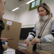 Fotografía de archivo de una mujer votando en Montevideo (Uruguay)