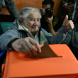 El expresidente uruguayo, José Mujica, levanta el pulgar mientras emite su voto en un colegio electoral en Montevideo