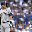 Aaron Judge, de los Yankees de Nueva York regresa al banco luego de poncharse ante los Dodgers de Los Ángeles durante el primer episodio del Juego 2 de la Serie Mundial.