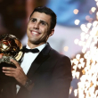 El centrocampista español del Manchester City Rodri recibe el Balón de Oro en una ceremonia en el teatro Chatelet de París.