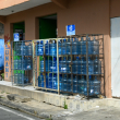 Botellones de agua para consumo humano expuesta a la venta al descubierto en un anaquel de colmado en Santo Domingo Este.