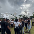 Los presentes al funeral de Palín lanzaron globos al aire tras su sepultura.