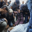 Los palestinos lloran a sus familiares muertos en el bombardeo israelí de la Franja de Gaza en la morgue de un hospital en Deir al-Balah, el martes 29 de octubre de 2024.