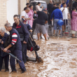 La gente camina por calles inundadas en Valencia, España,