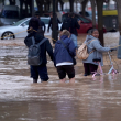 Gente camina por calles inundadas en Valencia, el miércoles 30 de octubre de 2024.